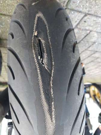 totaal versleten motorband lek
