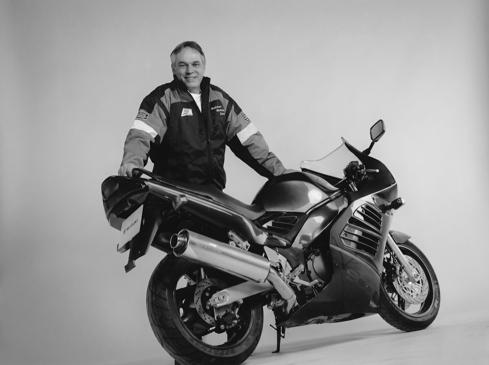Fred Bakker, tweede generatie, naast een Honda CBR