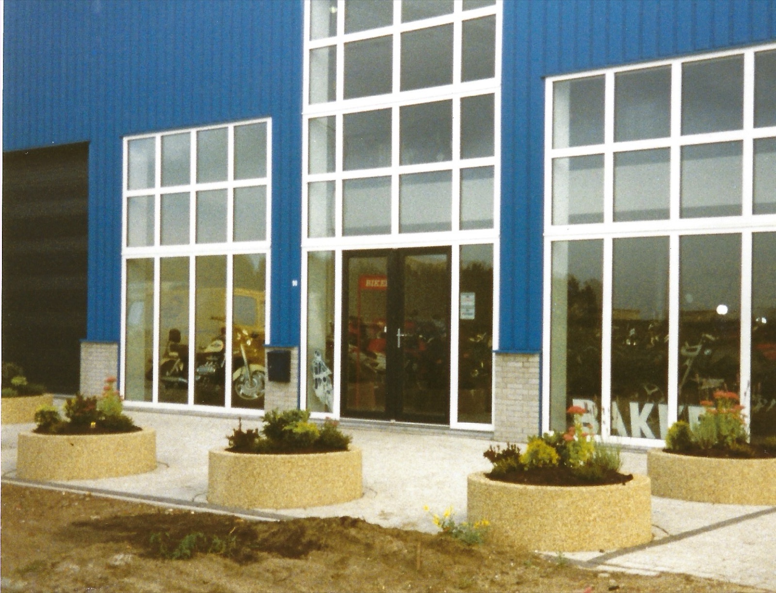 Bakker Motors aan de Penningweg 90 in Zaandam, kort na oplevering in 1998