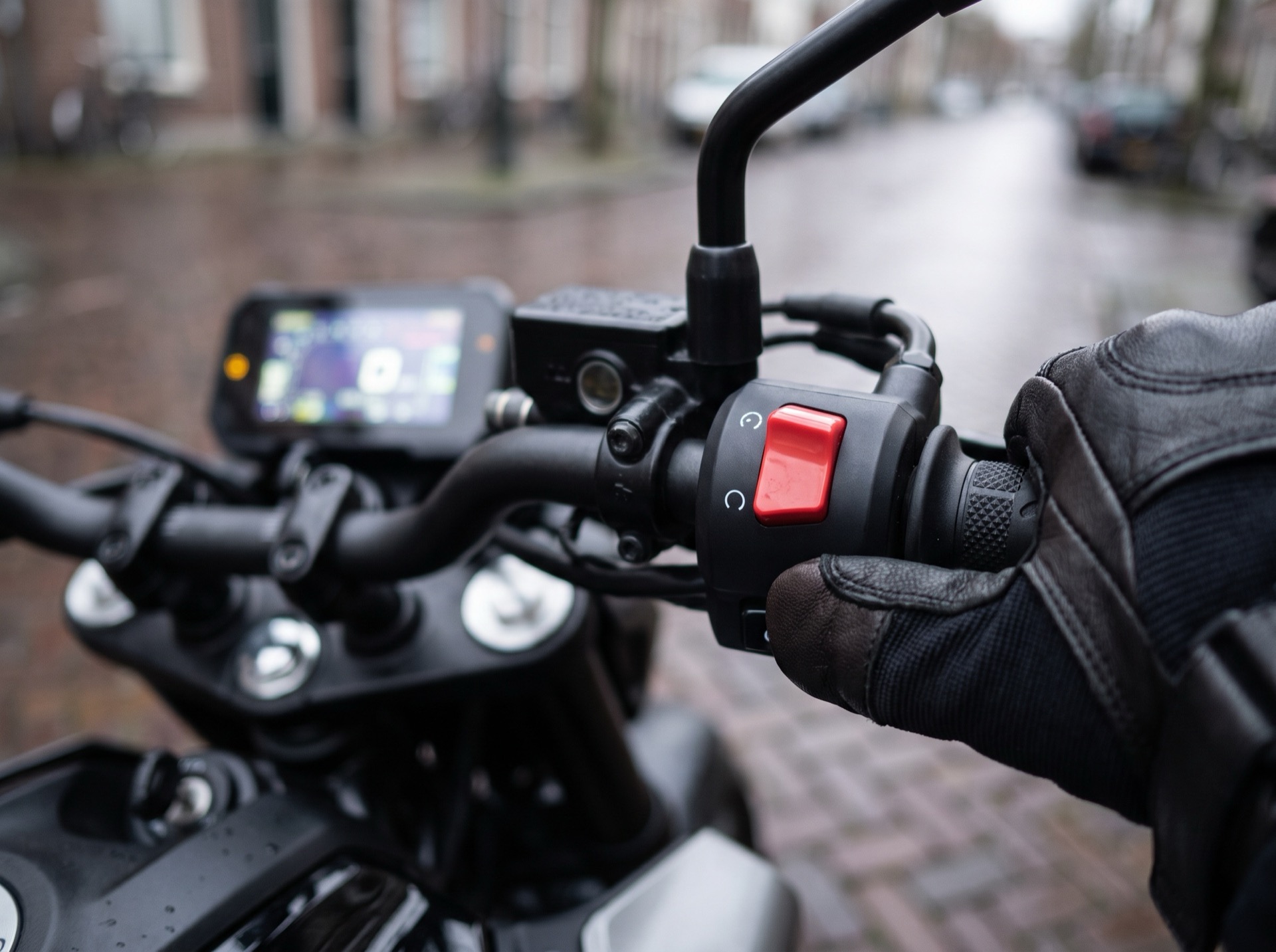 Rechterstuurschakelaar van een motor met rode killswitch en startknop